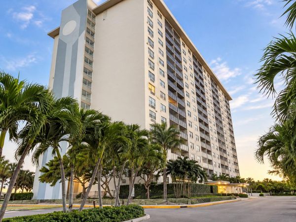400 Kings Point Drive, Unit 1030, Sunny Isles Beach, FL 33160