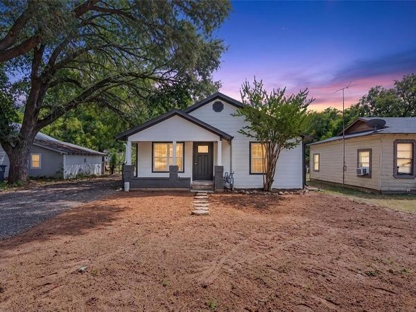 425 Bales Street , Cleburne, TX 76033