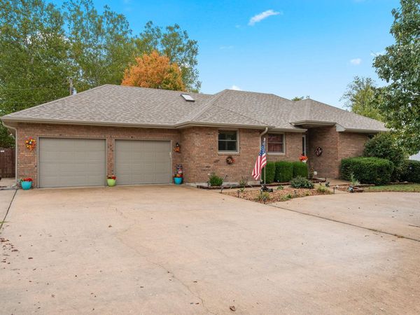 1102 Highland Drive , Aurora, MO 65605