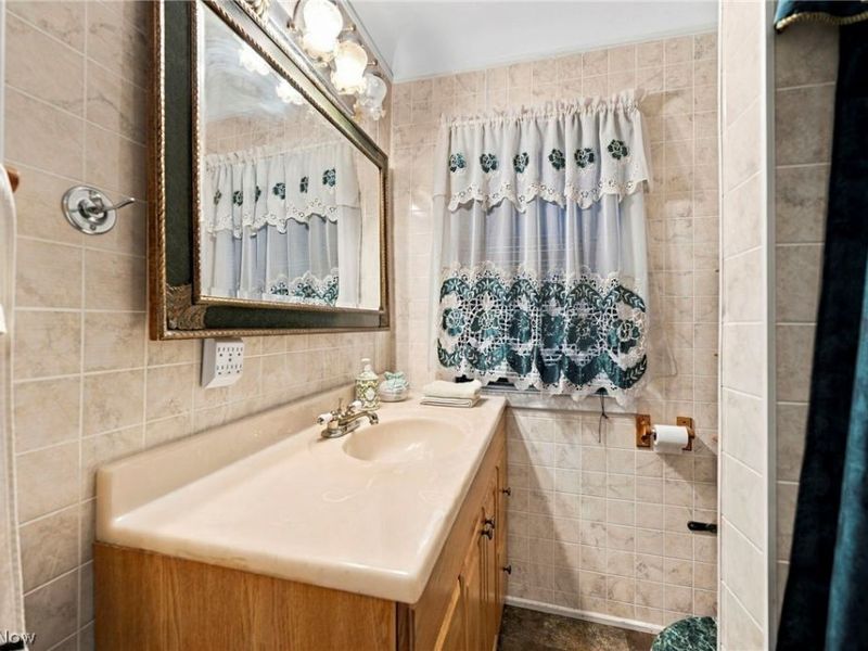 17816 Woodbury Avenue, Cleveland, OH 44135 Photo 17