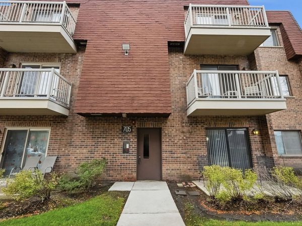 705 W Central Road, Unit B1, Mount Prospect, IL 60056