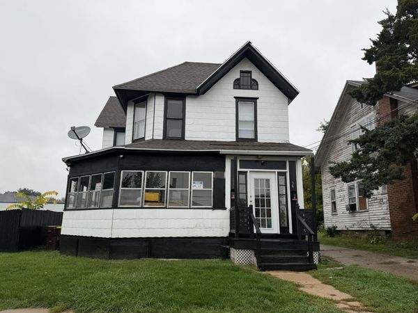 236 W Broadway , Freeport, IL 61032