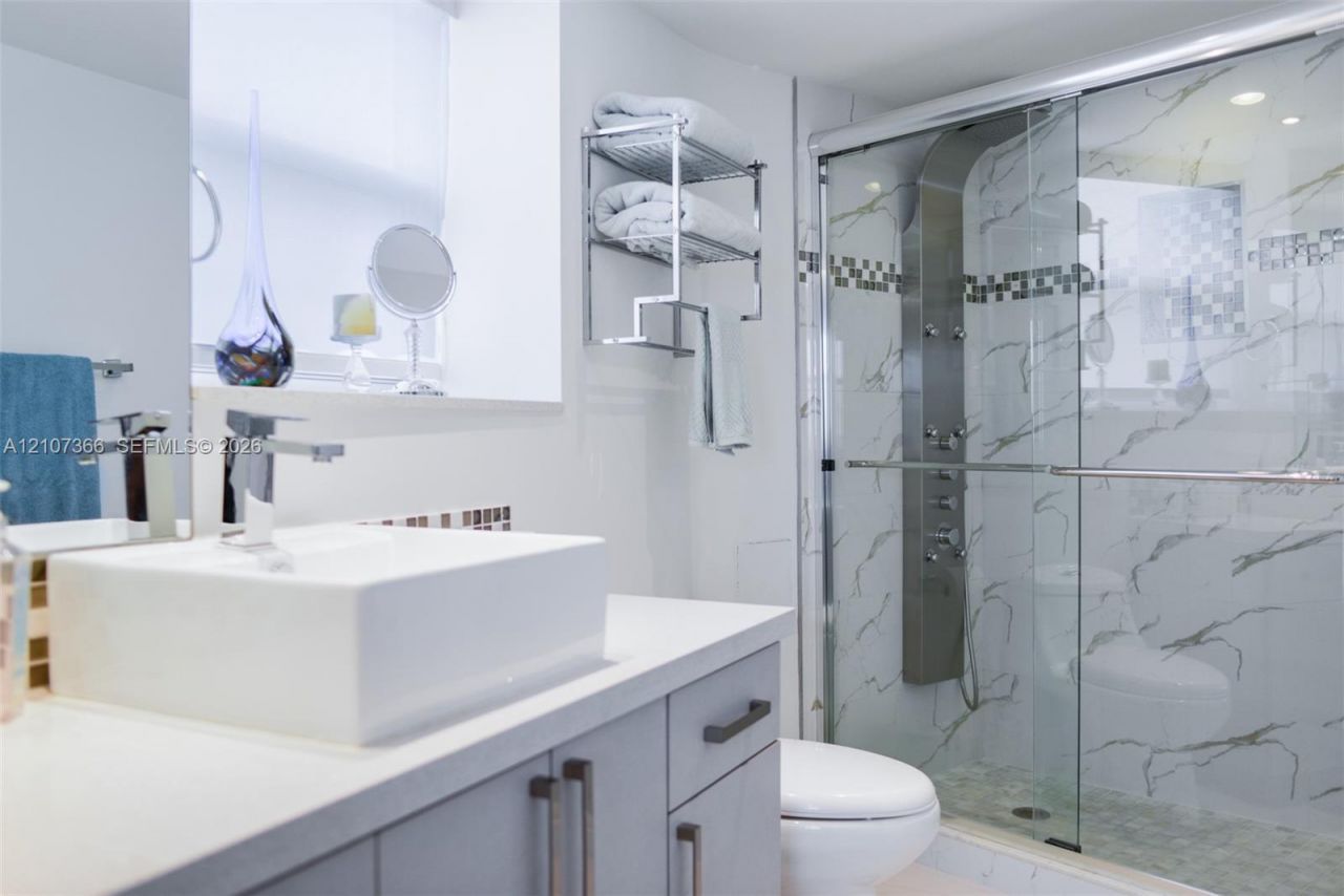 6039 Collins Ave , Unit 937, Miami Beach, FL 33140 Photo