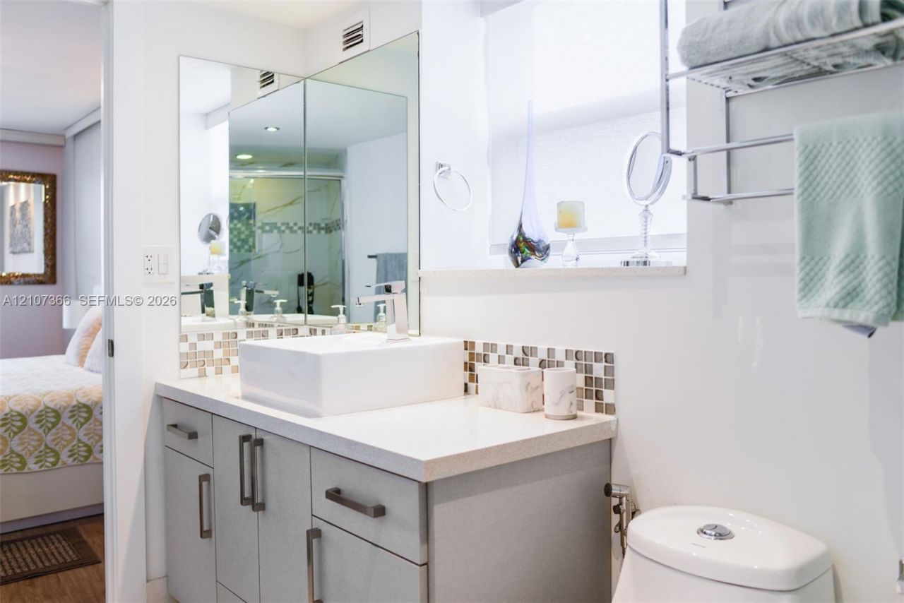 6039 Collins Ave , Unit 937, Miami Beach, FL 33140 Photo
