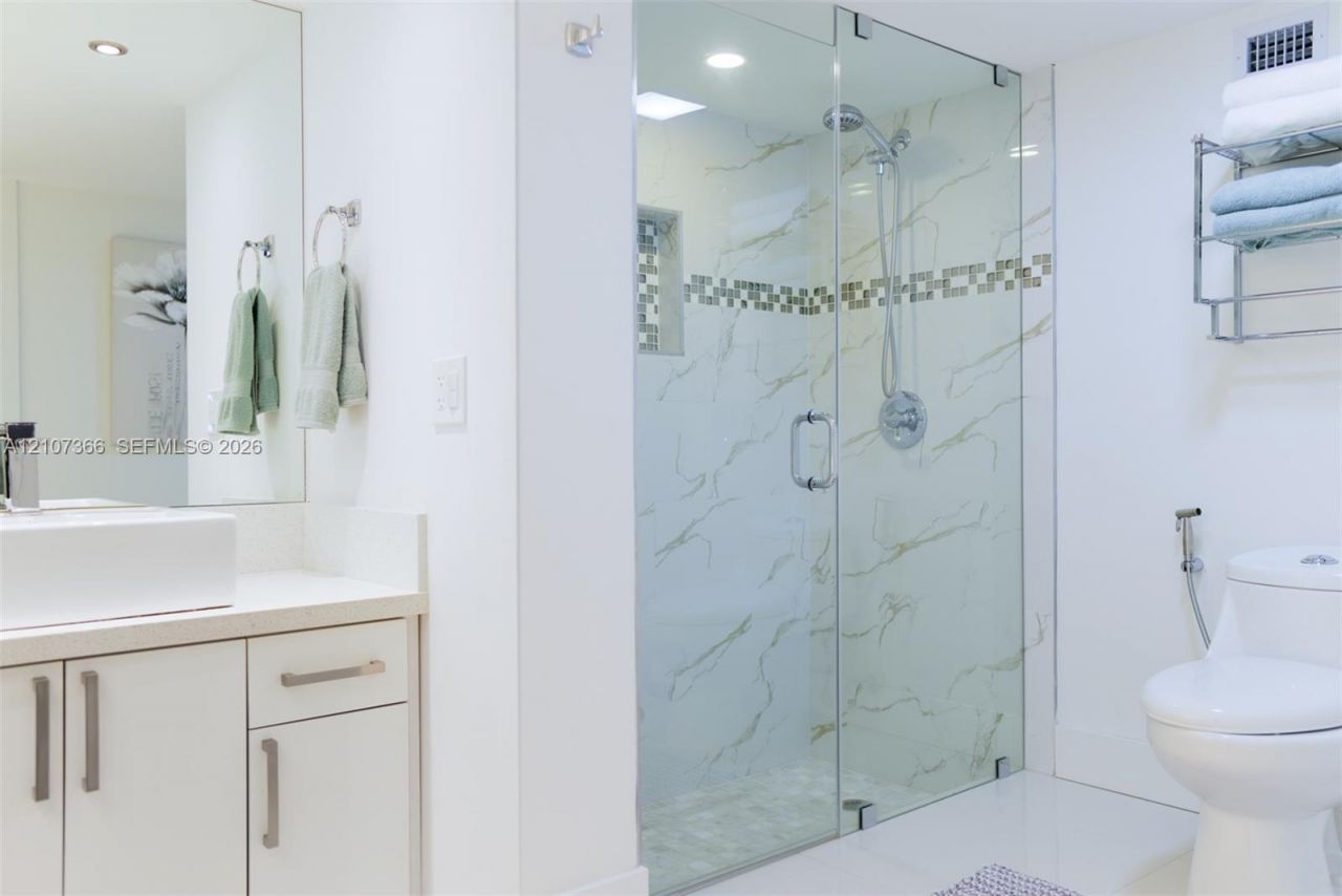 6039 Collins Ave , Unit 937, Miami Beach, FL 33140 Photo