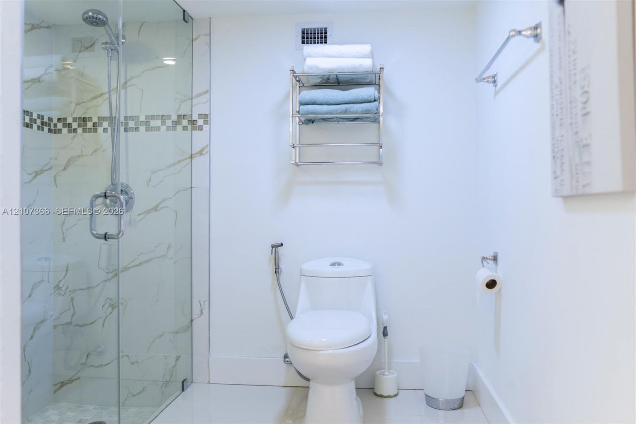 6039 Collins Ave , Unit 937, Miami Beach, FL 33140 Photo