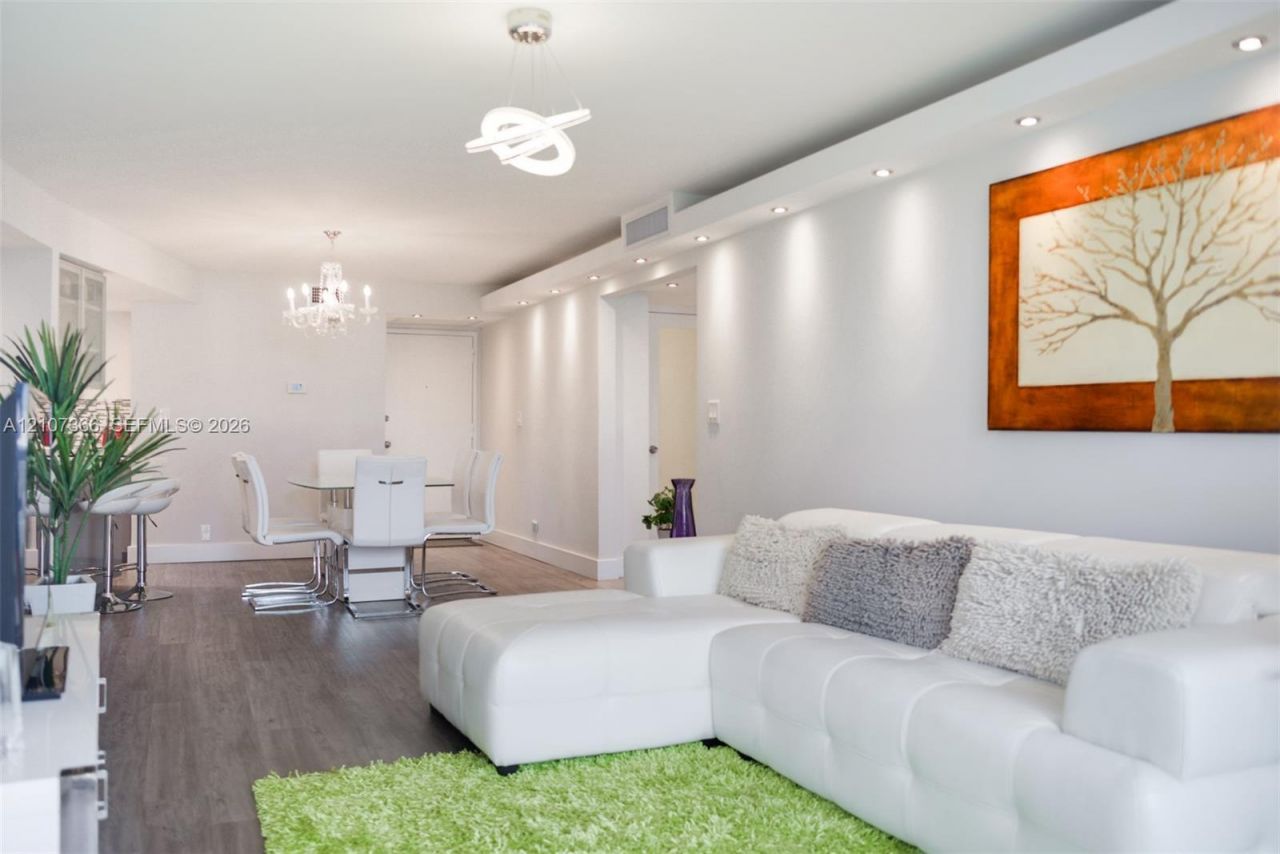 6039 Collins Ave , Unit 937, Miami Beach, FL 33140 Photo