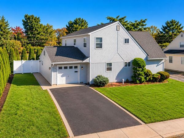 148 Kingfisher Road, Levittown, NY 11756