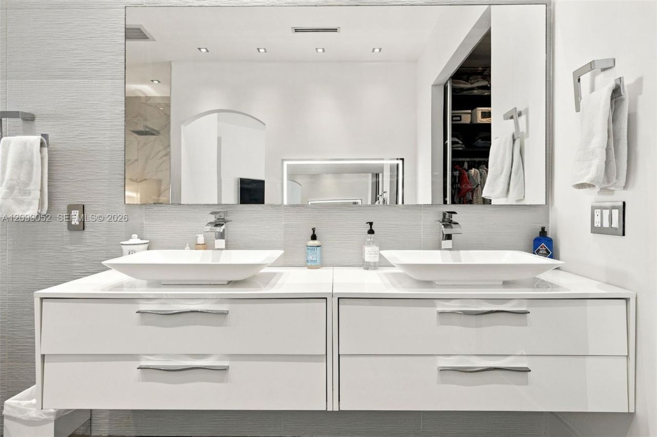 1516 Breakwater Ter , Hollywood, FL 33019 Photo