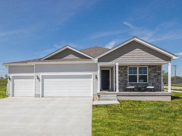 127 10th Avenue NE, Altoona, IA 50009