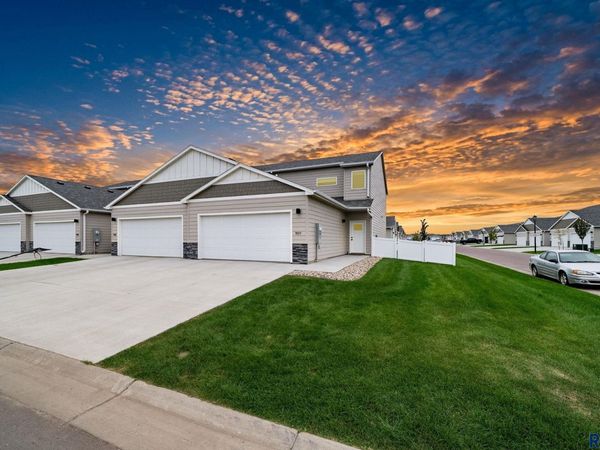 9017 W Jerald Pl, Sioux Falls, SD 57106