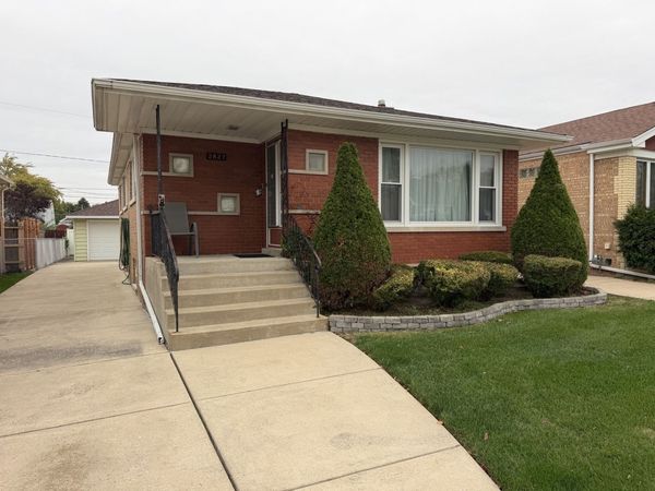 2822 W 102nd Place, Evergreen Park, IL 60805