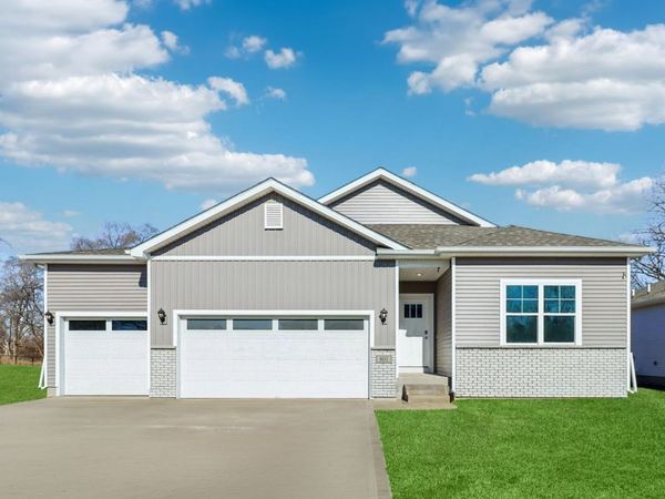 122 10th Avenue NE, Altoona, IA 50009