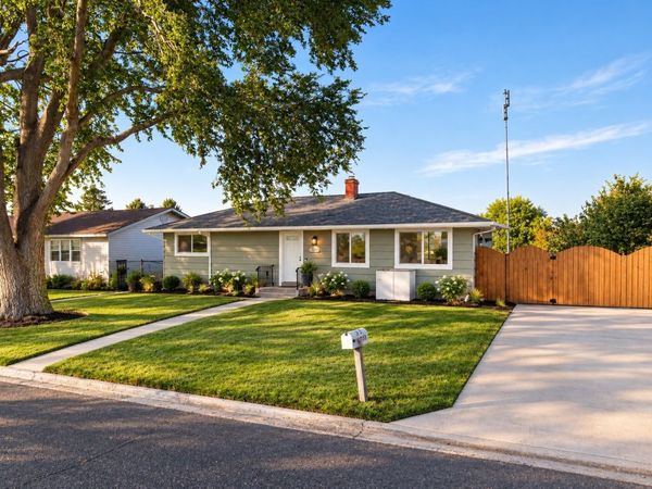 208 E Hillside Drive , Warden, WA 98857