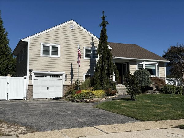 3681 Richard Lane , Wantagh, NY 11793