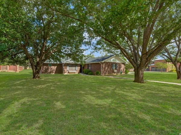 1704 STRAIT LN, Pleasanton, TX 78064