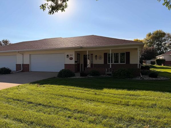 302 Juneau Ave SE, Orange City, IA 51041