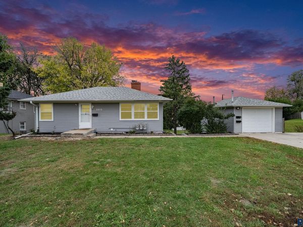 2512 S Summit Ave, Sioux Falls, SD 57105