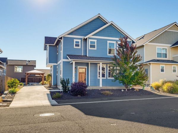 305 Davidson Way, Talent, OR 97540