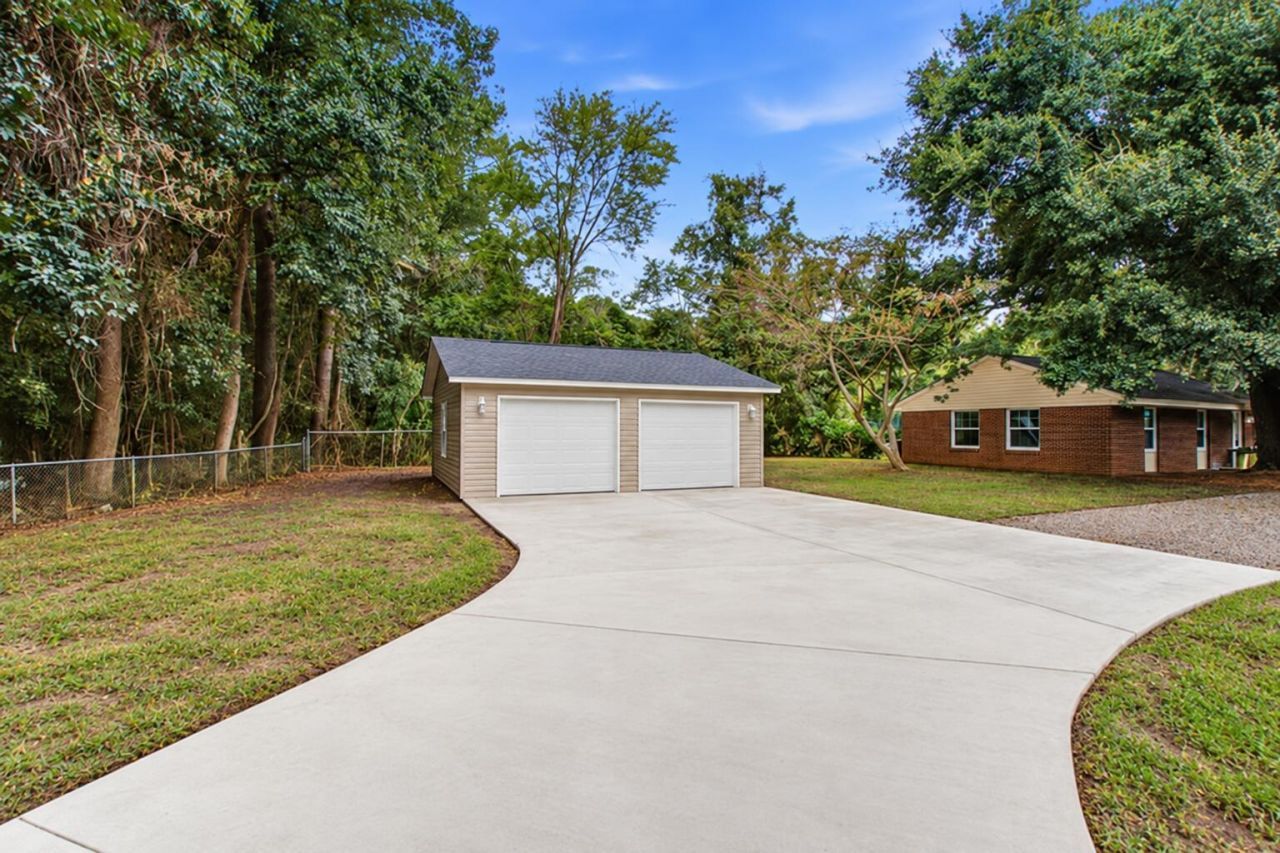 3285 Peyton Street Photo 4