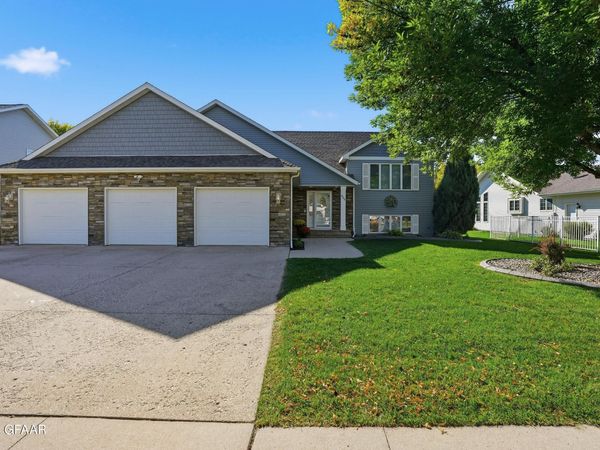 605 EVERGREEN Drive , Grand Forks, ND 58201