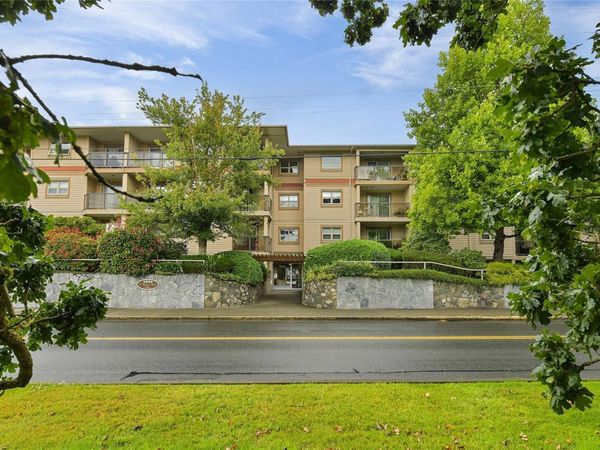 1694 Cedar Hill Cross Rd, Unit #301, Saanich, BC V8P 2P7