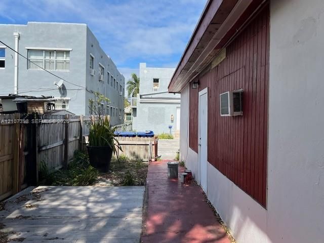 922 NW 2nd St, Miami, FL 33128 Photo