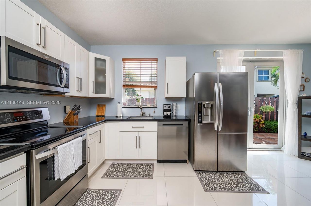 4865 NW 108th Path, Doral, FL 33178 Photo