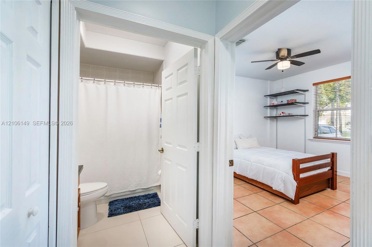 4865 NW 108th Path, Doral, FL 33178 Photo