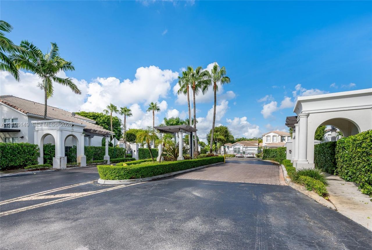 4865 NW 108th Path, Doral, FL 33178 Photo