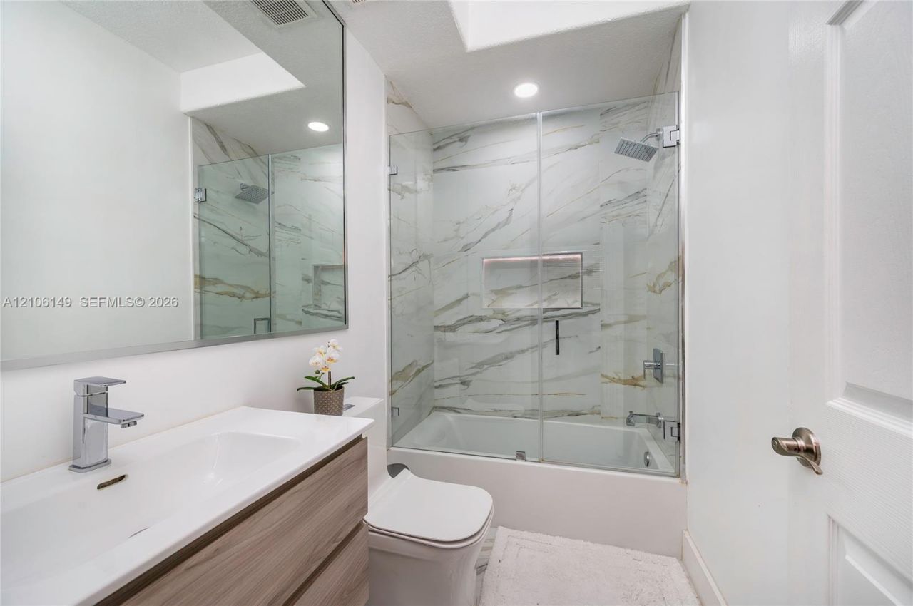 4865 NW 108th Path, Doral, FL 33178 Photo
