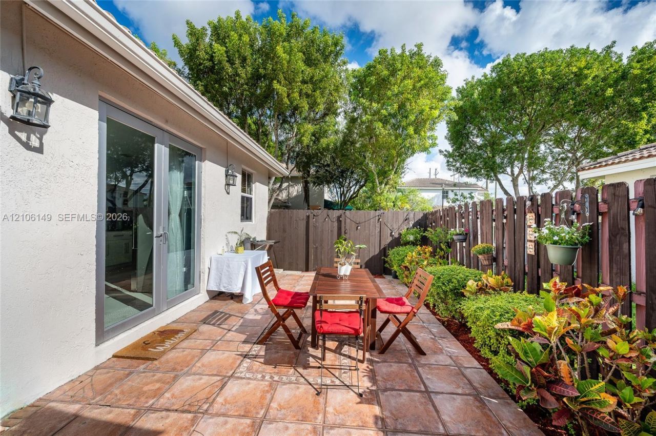 4865 NW 108th Path, Doral, FL 33178 Photo