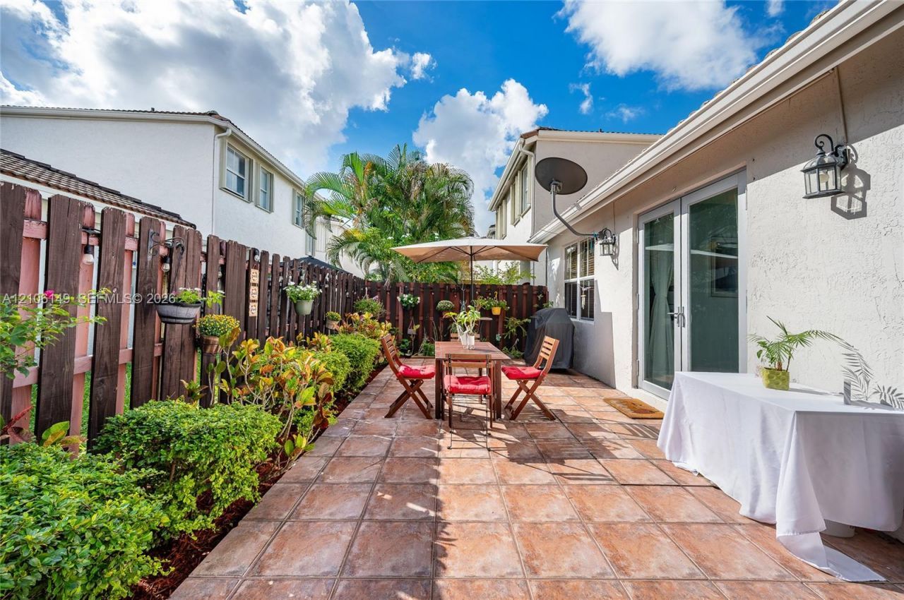 4865 NW 108th Path, Doral, FL 33178 Photo
