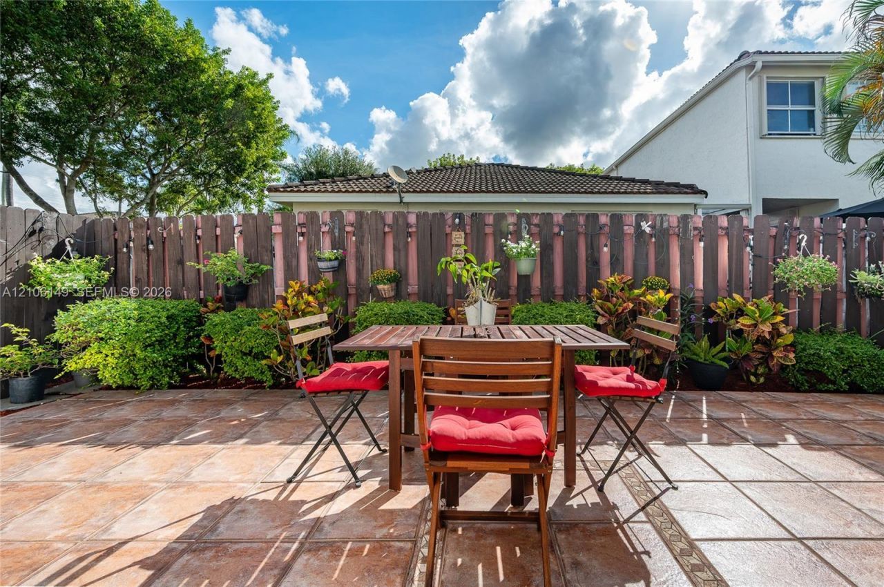 4865 NW 108th Path, Doral, FL 33178 Photo