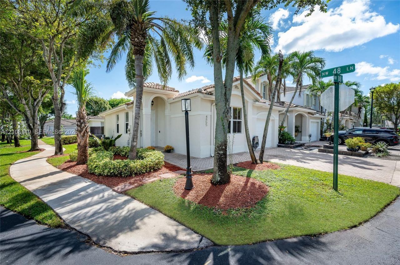 4865 NW 108th Path, Doral, FL 33178 Photo