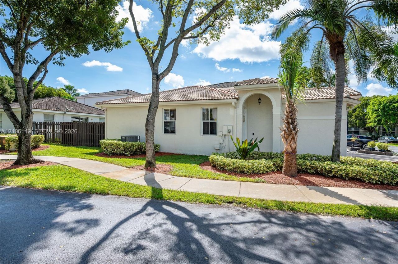 4865 NW 108th Path, Doral, FL 33178 Photo