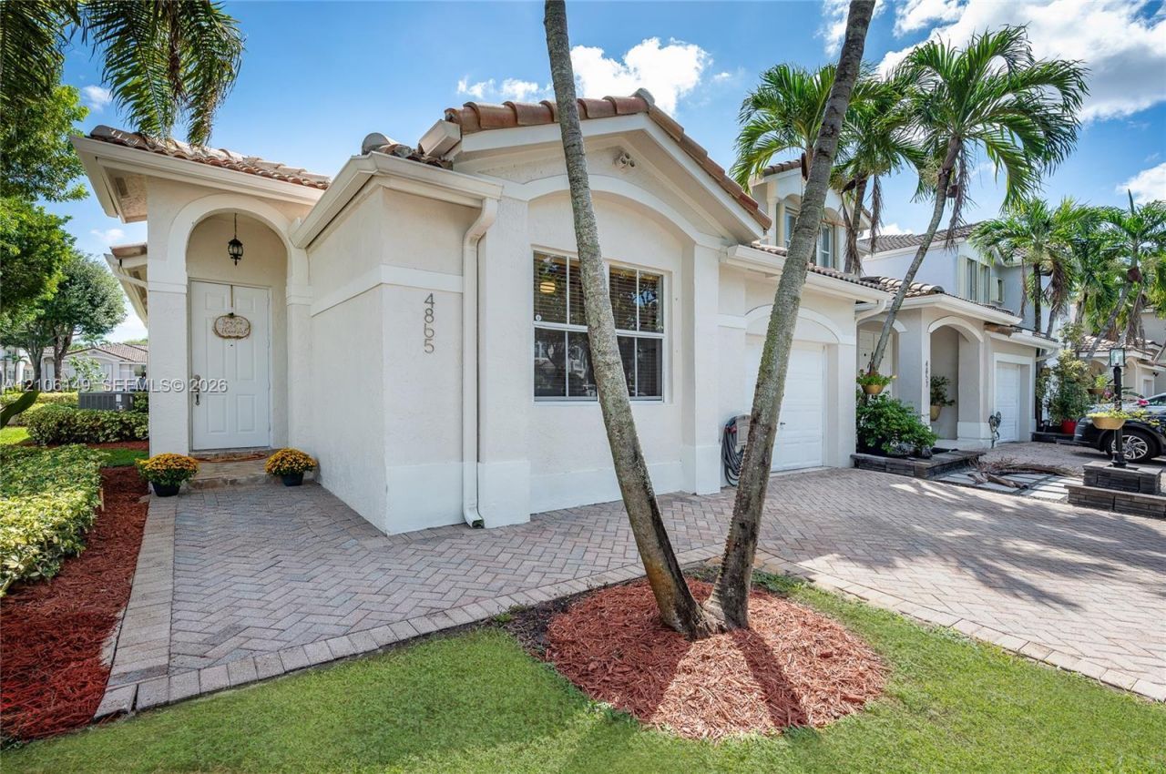 4865 NW 108th Path, Doral, FL 33178 Photo