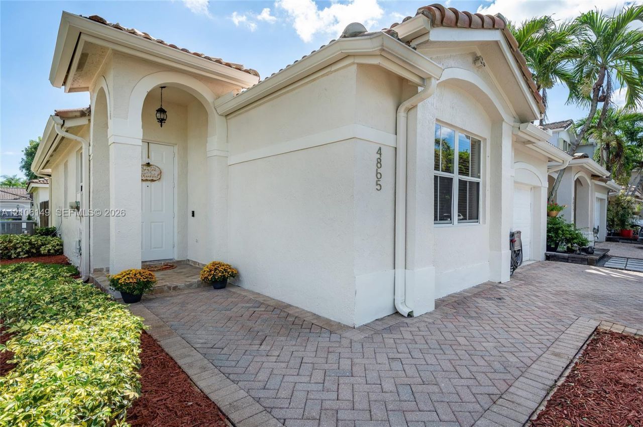 4865 NW 108th Path, Doral, FL 33178 Photo