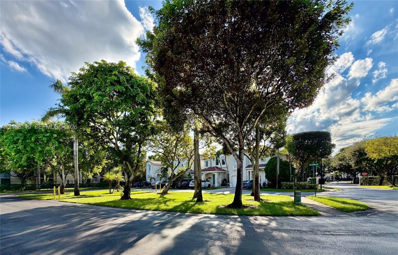 4865 NW 108th Path, Doral, FL 33178 Photo