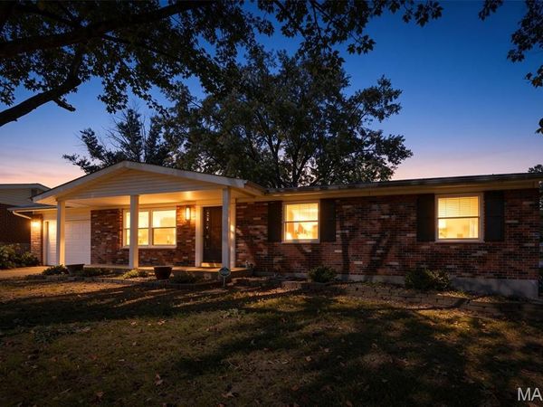 2701 Woodbury Drive, St Louis, MO 63125