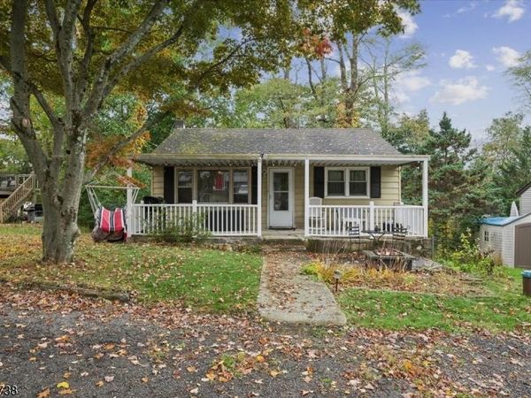 8 Center St, Hopatcong, NJ 07874