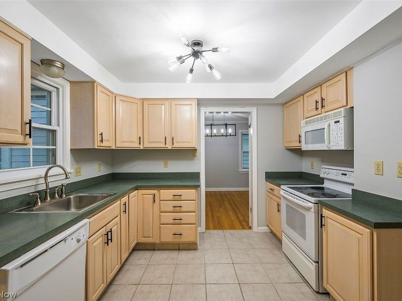 2243 S Belvoir Boulevard, University Heights, OH 44118 Photo 10