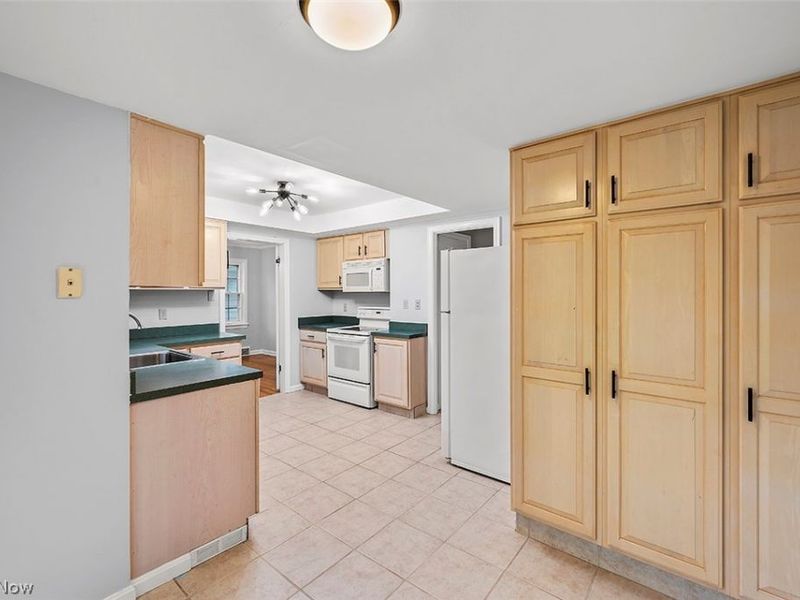2243 S Belvoir Boulevard, University Heights, OH 44118 Photo 8