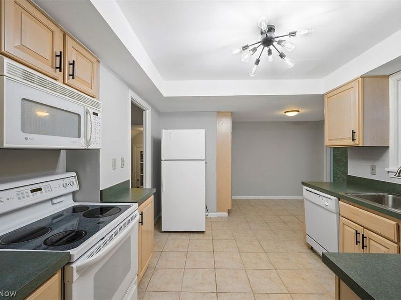 2243 S Belvoir Boulevard, University Heights, OH 44118 Photo 9