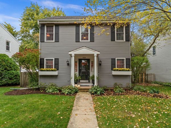 920 Britta Lane , Geneva, IL 60134