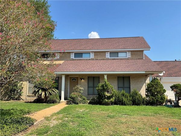 206 Mann Street , Yoakum, TX 77995