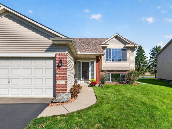 911 Cobblestone Lane, Belle Plaine, MN 56011