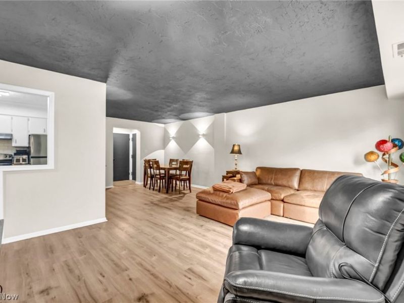 15555 Hilliard Road, Unit 304, Lakewood, OH 44107 Photo 8