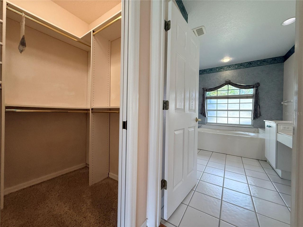 5829 Carriage Drive, Sarasota, FL 34243 Photo