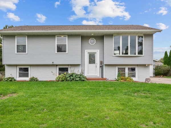 1895 Tam O Shanter Drive, Bettendorf, IA 52722